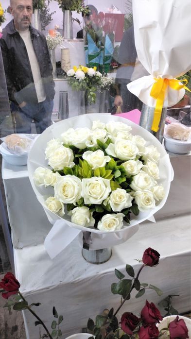 Atirgulli buketlar qizil oq sariq roziviy