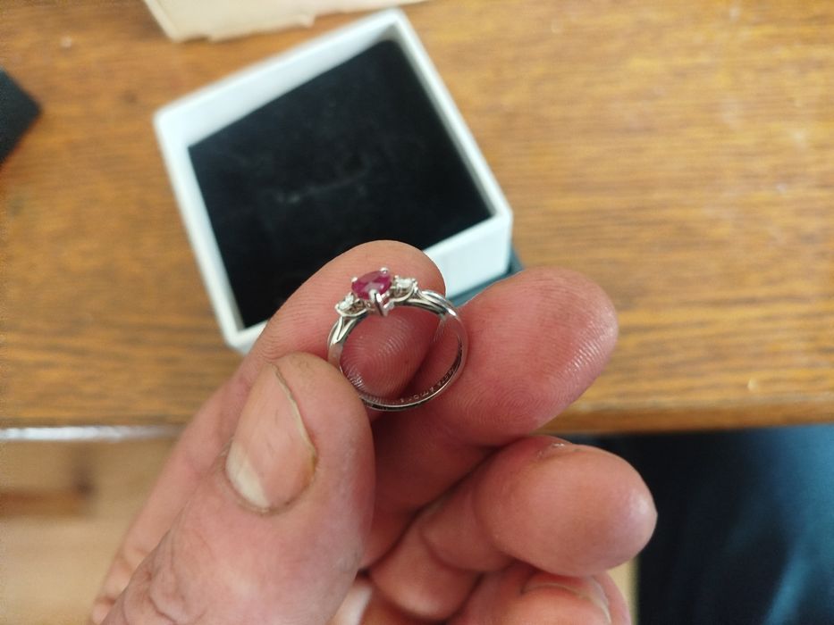 Inel de logodna  din aur alb diamante si rubin