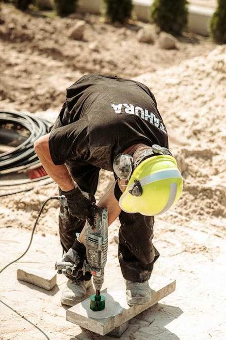 Сверление отверстий разных диаметров перфоратором.