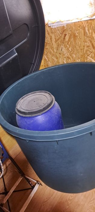 Vind  1 butoaie și o răzătoare