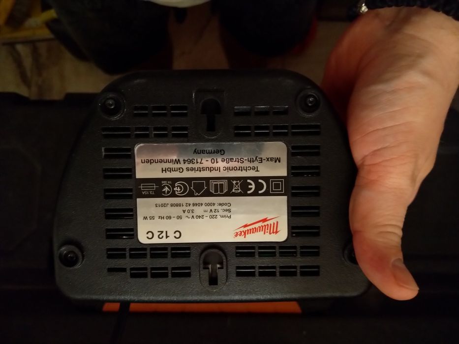 Продавам или заменям батерия и зарядно Milwaukee m12