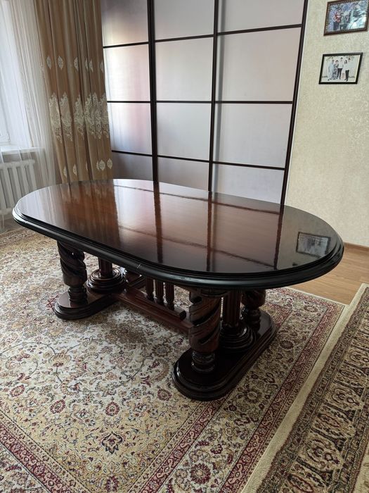 Продам стол для гостинной