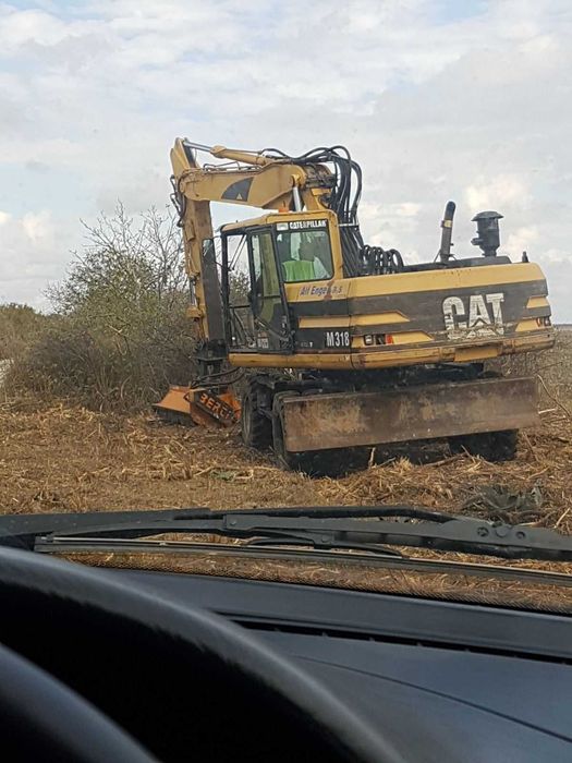Услуги с багери, валяк, бобкат и самосвали