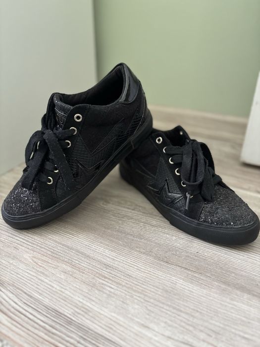 Продавам обувки Guess