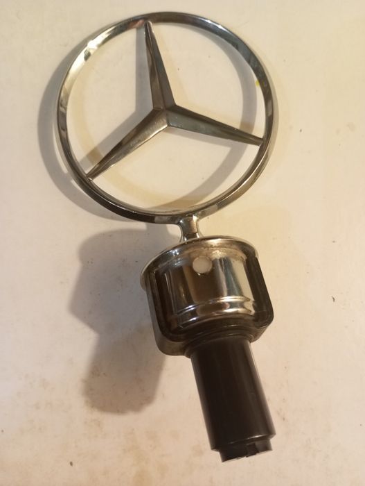Значек на капот Мерседес.