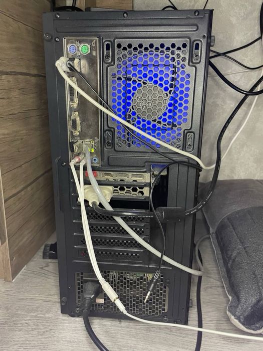 Продается игровой пк с тремя мониторами