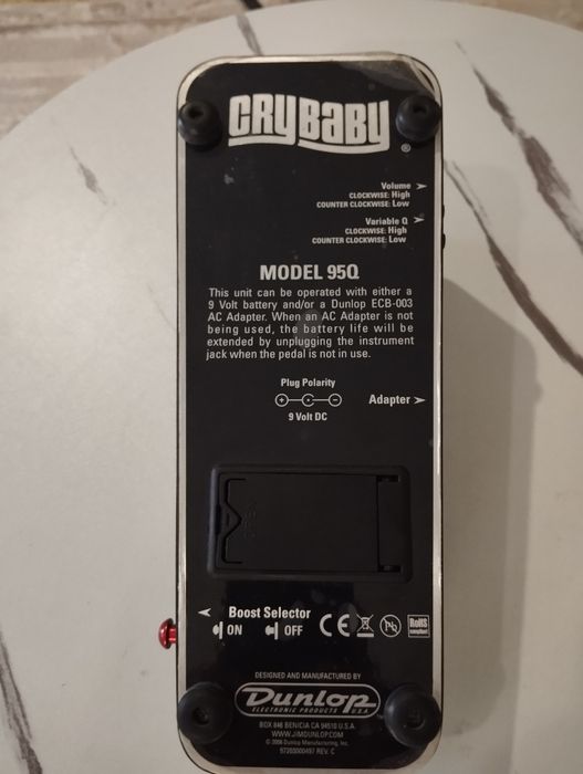 Педали эффектов в открытой коробке