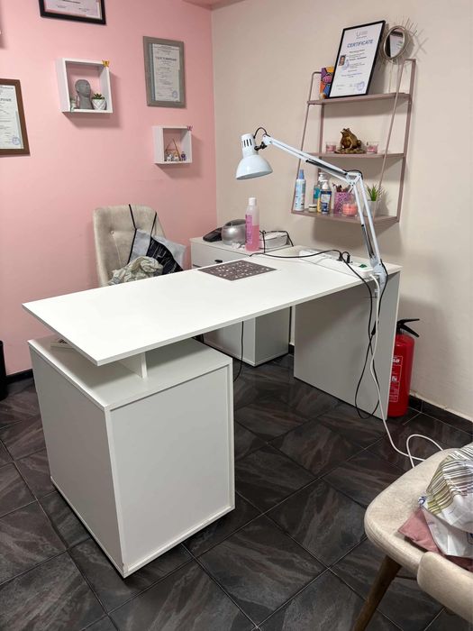 Бюро за маникюр , с вграден прахоуловител и настолна лампа