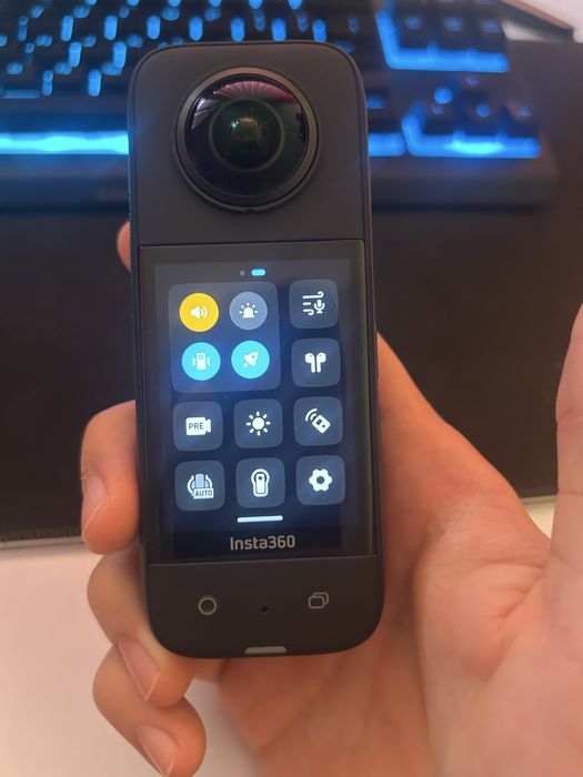 Insta 360 X3 чисто нова с аксесоари,SD карта, монтажи
