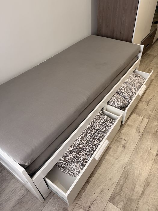 Продам кровать Ikea с матрасами