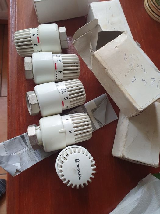 Vând Vând cinci repartitoare romstal noi 100 lei și patru apometre