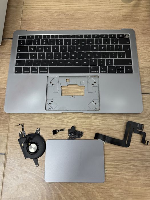 Оригинални части за MacBook