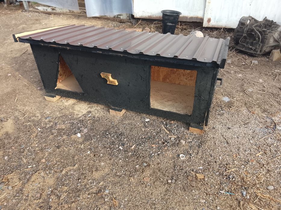 Будка для собак двойная