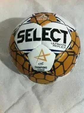 Minge handbal -- Banii merg la un baiat bolnav.