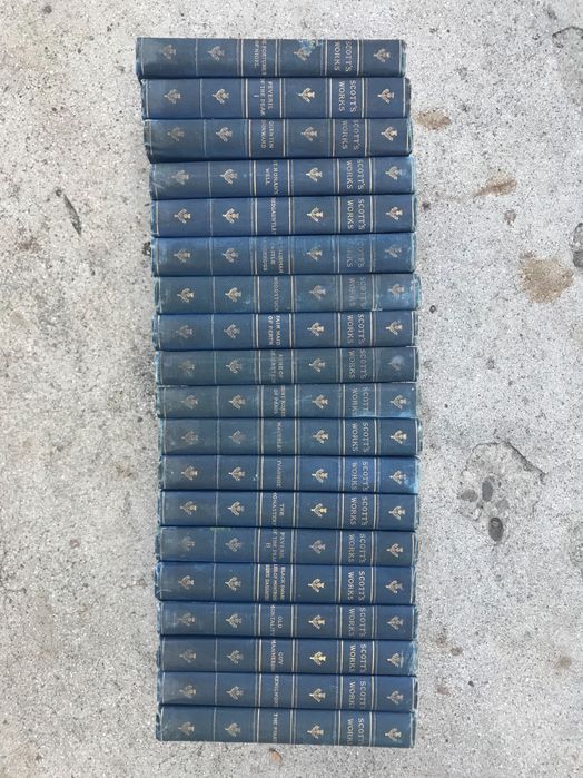 19 тома от произведенията на сър Уолтър Скот