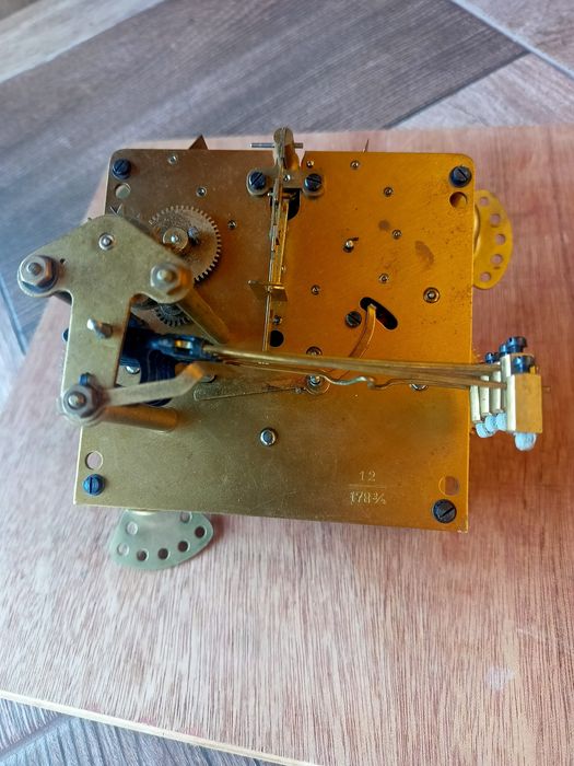 Mecanism ceas de semineu