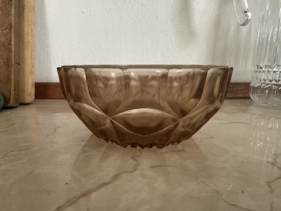 Продается стеклянная посуда (стаканы и вазы)