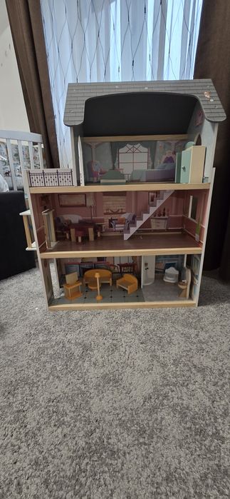 Casuta de papusi cu mobilier din lemn