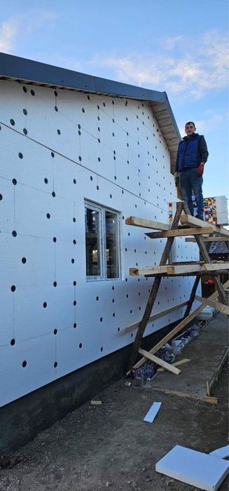 Vindem case pe structura metalica din panouri sandwichi