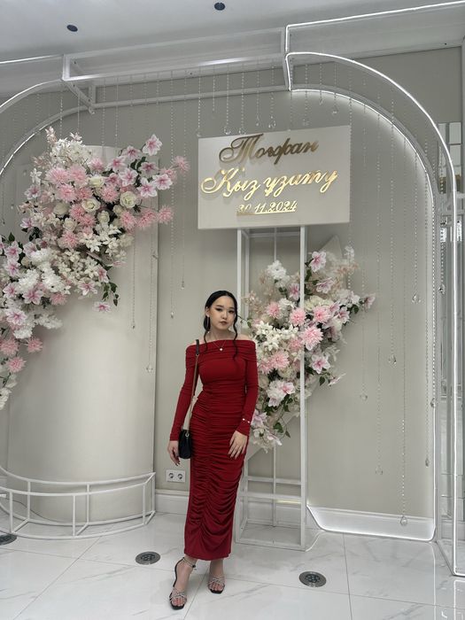 Вечернее красное платье