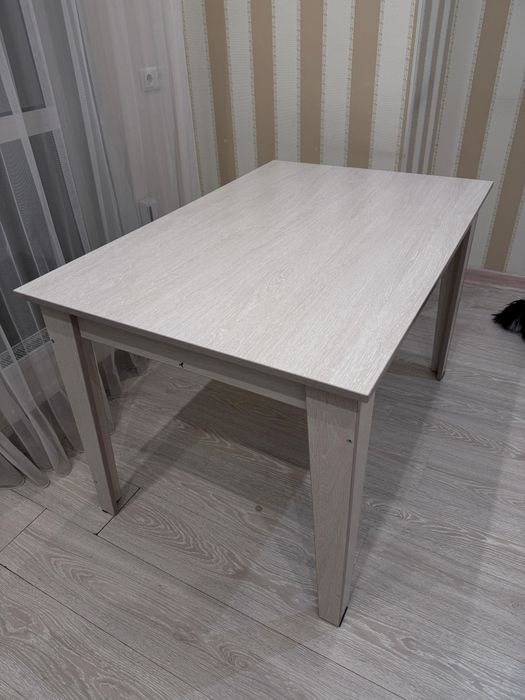 Стол обеденный ,крепкий