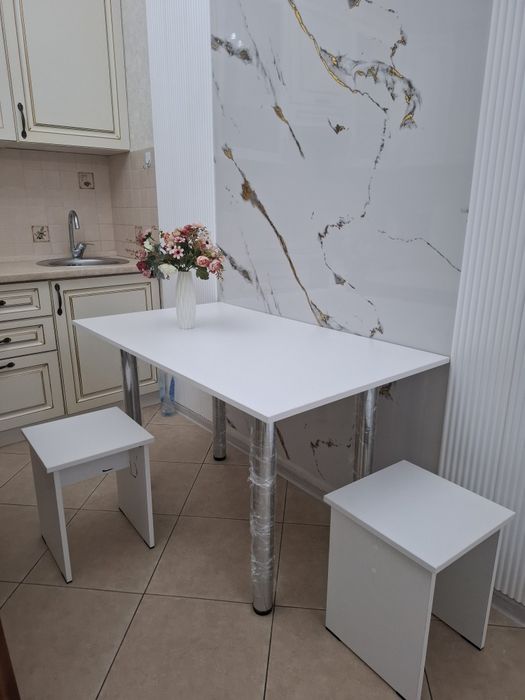 Стол и табуретки