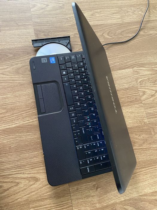 Laptop Toshiba Satellite Display 15,6 led,Windows 10 Pro 6gb ram,500gb memorie,perfect funcțional cu incarcator.Nu are bateria