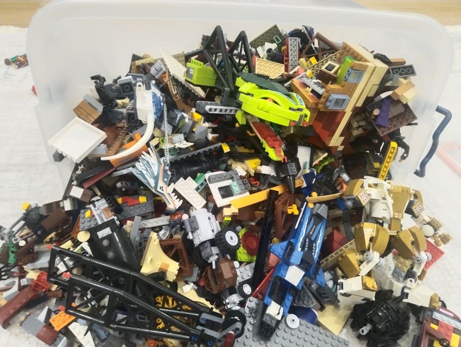 Продам много лего так ещё с месте с большим контейнером