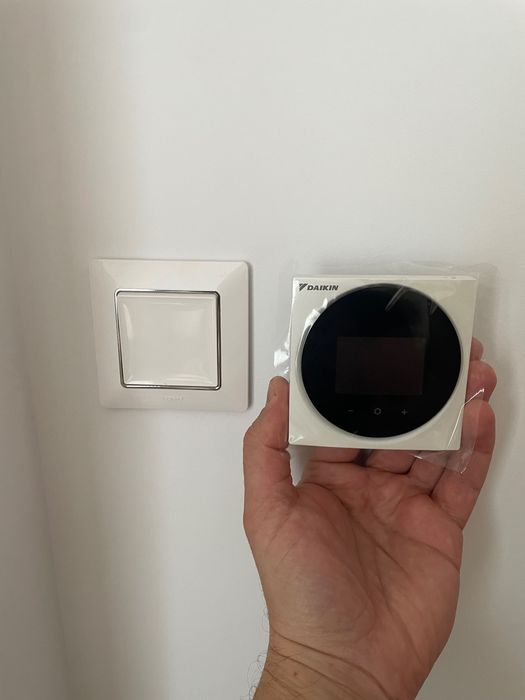 Кабелен стенен термостат Daikin Madoka