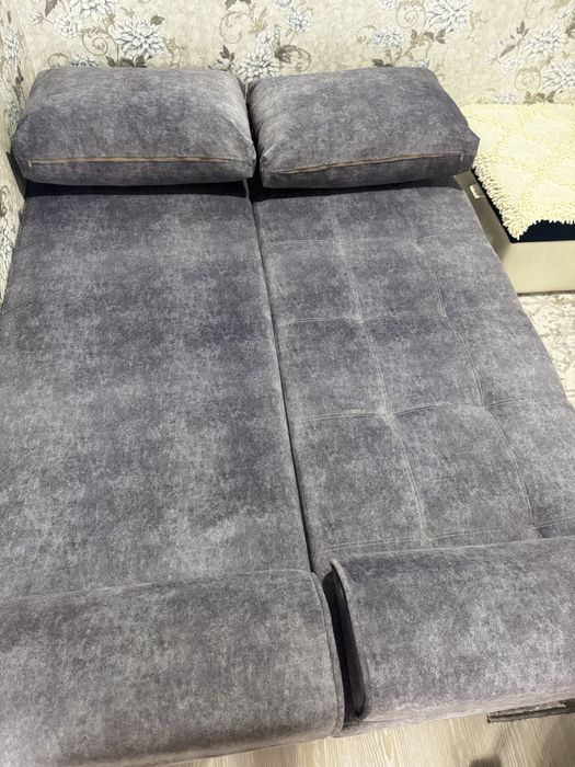 Диван практически новый, чистый