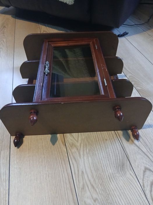 Dulap -vitrina,in miniatură.