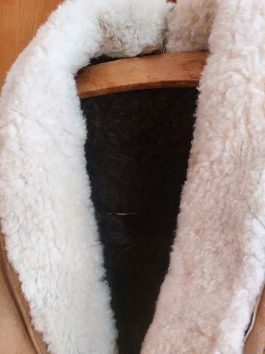 Cojoc din piele întoarsă.