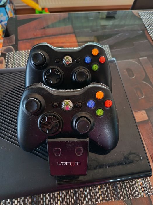 Vând Xbox 360 cu doua manete fara cabluri