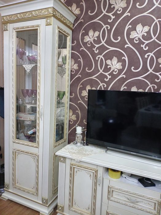 Продаётся мебель, сервант.