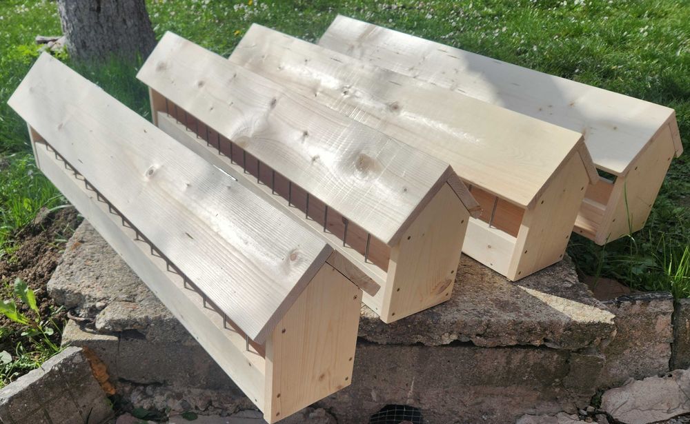 Дървена хранилка за гълъби