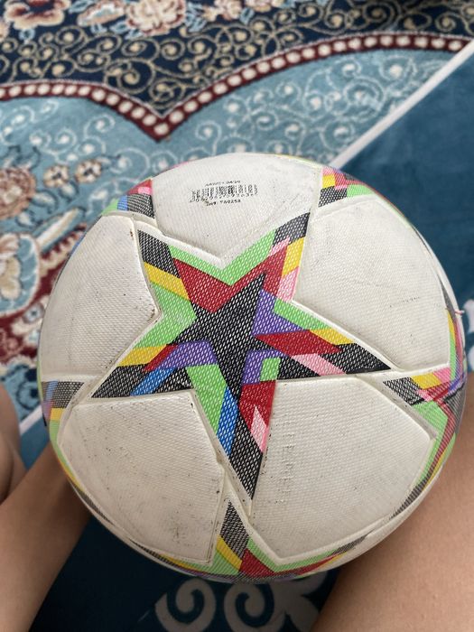 Продаю хороши мяч оригинал