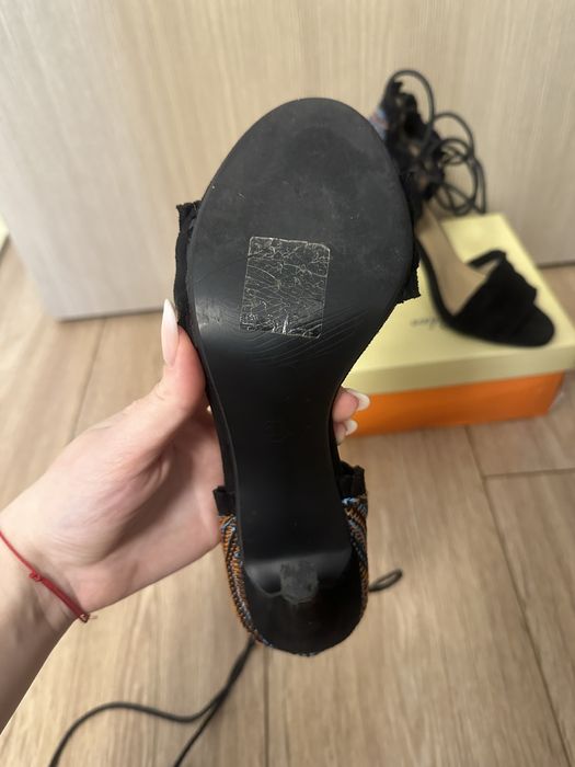 Sandale negre cu toc înalt și șnur mărimea 36