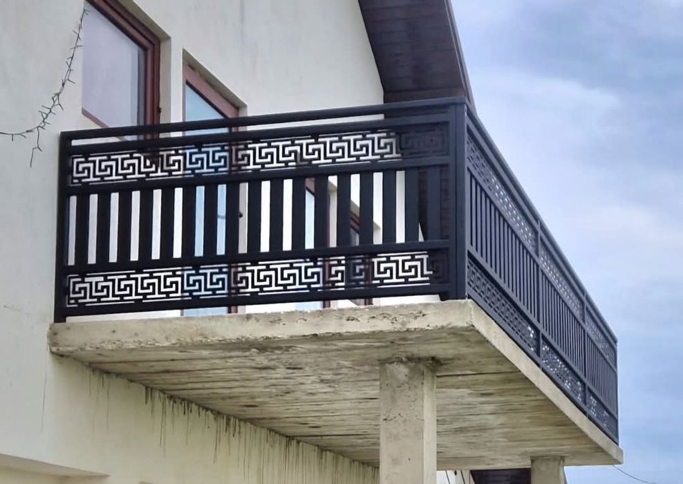 Porți, panouri de gard, balustrade din fier forjat și tablă decupată.