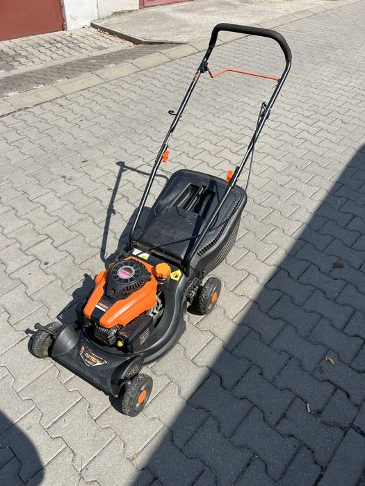 Masina de tuns iarba pe benzina