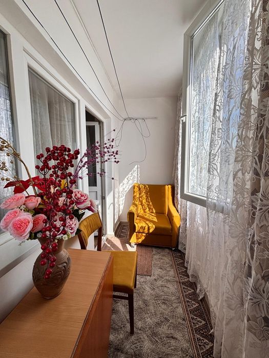 Apartament 2 camere de inchiriat,  renovat și complet mobilat/utilat. Dormitor cu pat matrimonial, living cu canapea extensibilă și dressing spațios.