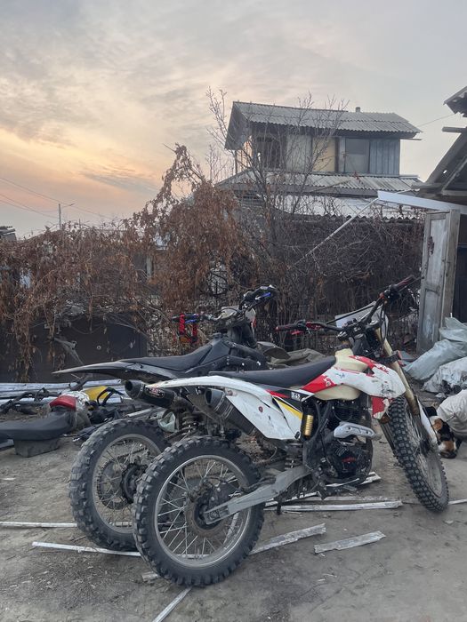 Продаются 2 кросача