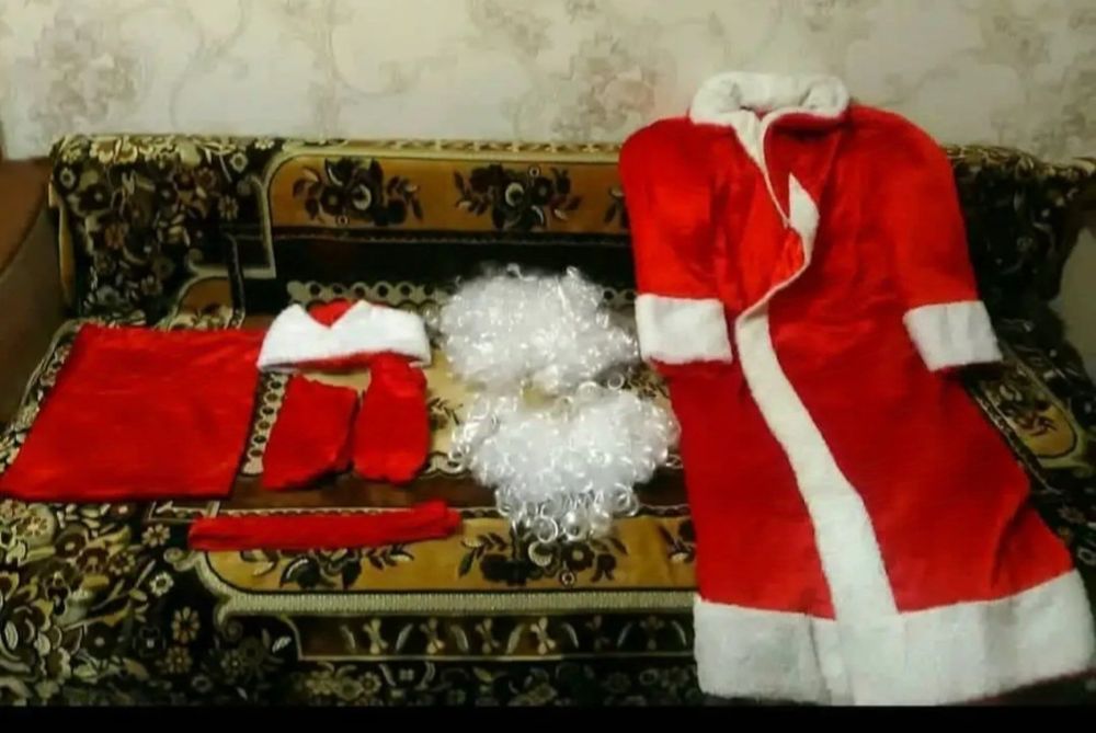 Предлагаю на прокат костюм Деда Мороза. Есть 2 варианта.