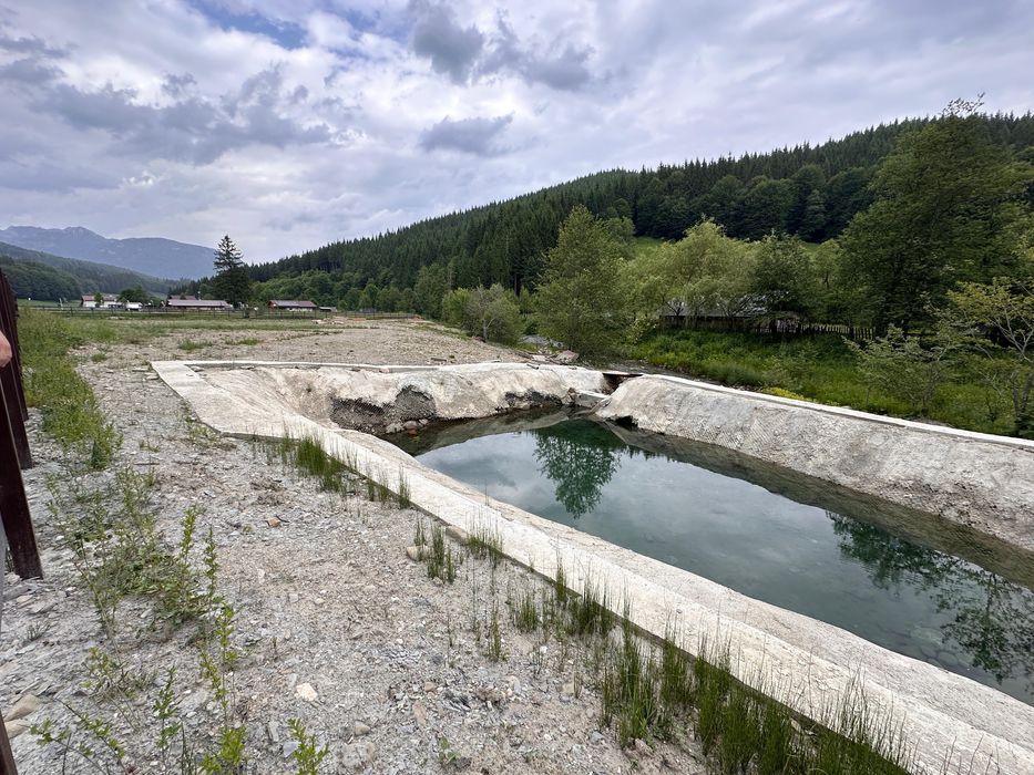 Teren de vanzare cu bazin pastravarie Valea Stanii Cheia langa rau