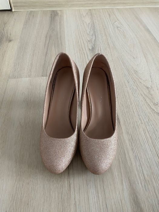 Обувки на висок ток