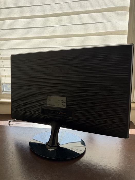 Samsung S24D330 - 24" монитор Full HD