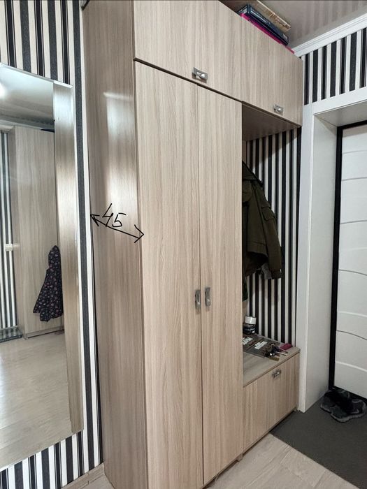 Продам шкаф в прихожуу