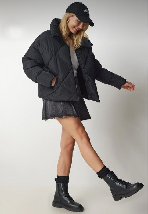 Дамско зимно черно капитонирано яке с висока яка