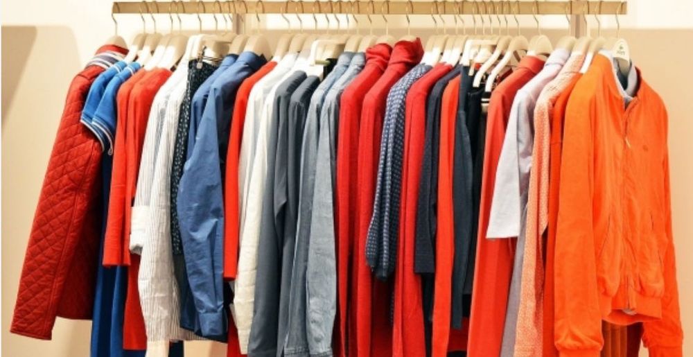 Vând loturi de haine