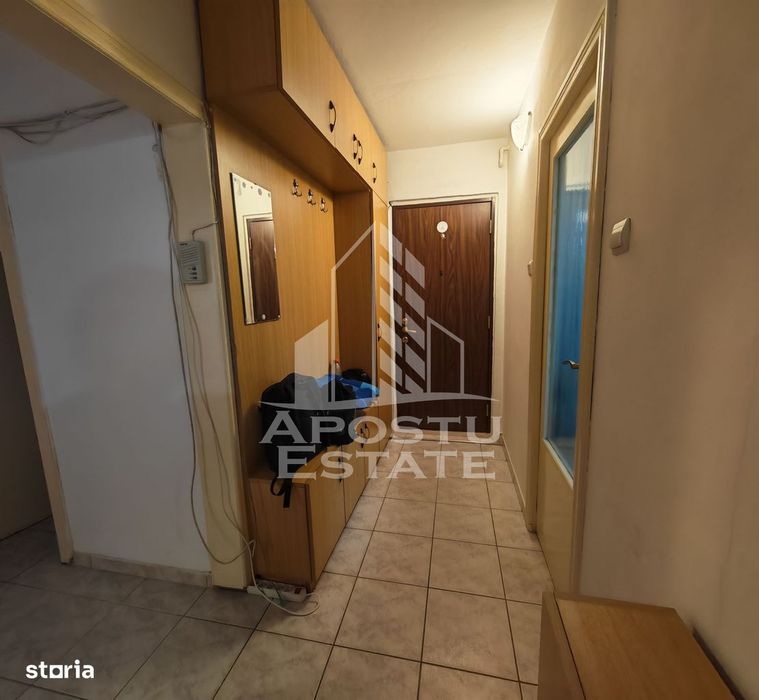 Apartament de vanzare cu 3 camere si 2 bai, decomandat, zona Sagului