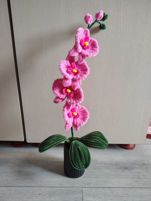 Flori lucrate manual din sârmă plușată